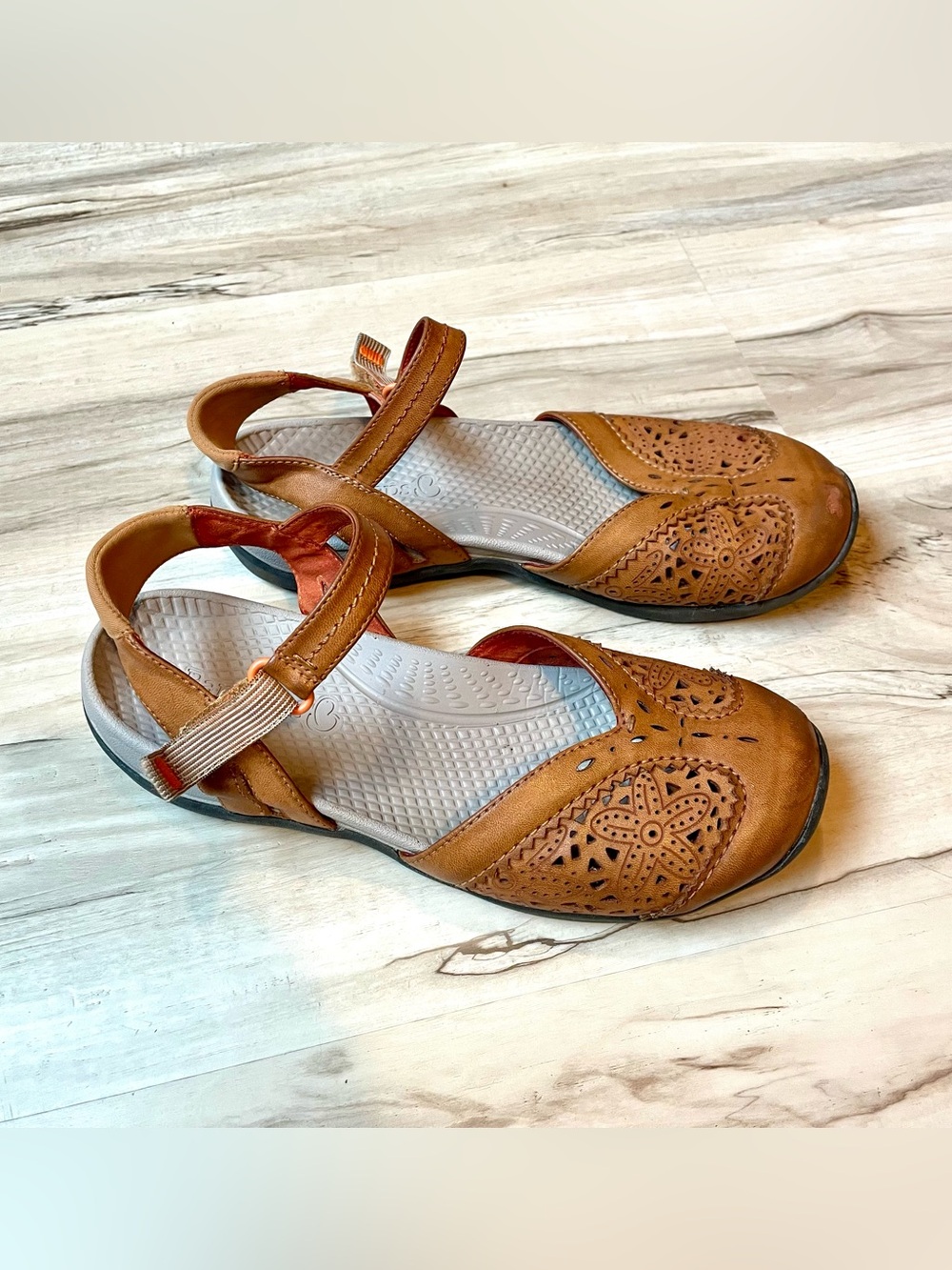 Baretraps Women's Tan Faux Leather Perforated Comfort Sandals, size 7